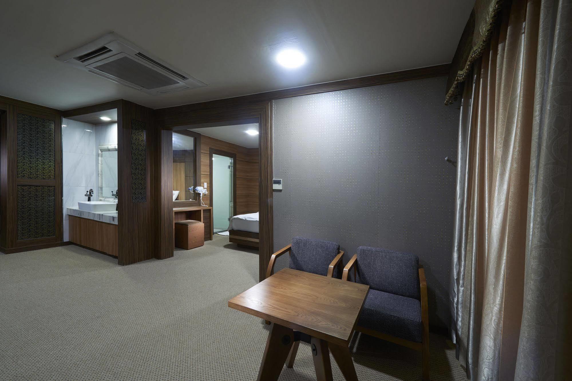 Benikea Premier Hotel Siheung Exterior foto
